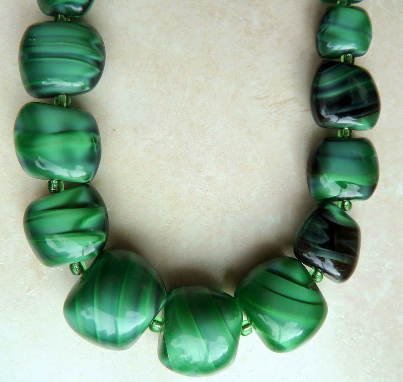 http://www.kcavintagegems.uk/long-green-faux-malachite-stone-necklace-144-p.asp