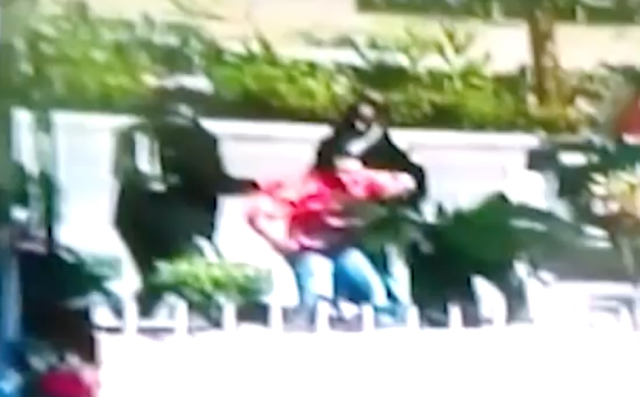 Video: Hombre se enfrenta con tres agentes de la DIGESETT en SFM Video: Hombre se enfrenta con tres agentes de la DIGESETT en SFM