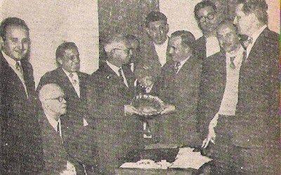  Trófimo Díaz Guadarrama entregando trofeo a Antonio Romero Ríos en el Campeonato de España de Ajedrez 1957