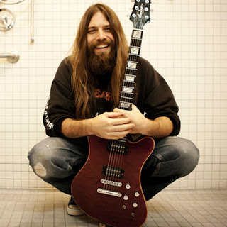 Biografi Mark Morton        Morton memiliki banyak tanda tangan gitar dengan Jackson. Dia adalah anggota, paling reserved tertutup dari band, dan mengakui bahwa ia tidak merasa nyaman di mata publik. Selain gitar, ia seorang penggemar anggur avid, seorang pecinta cerutu, serta pembalap amatir mobil. Mark Morton, Chris Adler dan John Campbell membentuk Lamb of God pada tahun 1990 di Virginia Commonwealth University di mana mereka pasangan lantai.   Ketika Morton kiri untuk mengejar gelar master, band ini menemukan seorang gitaris baru, Abe Spear. Ketika band ini memutuskan untuk pensiun dari suara yang murni instrumental, mereka menambahkan vokalis, Randy Blythe. Pada titik ini, mereka dikenal sebagai Burn the Priest. Morton kembali bergabung dengan grup dan Burn the Priest merilis album penuh berjudul diri segera setelahnya.  Dia mengutip Jeff Loomis sebagai salah satu inspirasinya. Seperti Morton sering menggunakan skala pentatonis dan skala minor harmonik, telah mencatat bahwa dia memiliki gaya blues musiknya. Dia menyusun dan memainkan hampir semua Lagu dari Bandnya solo gitar dan bentuk sebagian besar irama alur berat. Co-gitaris, Willie Adler, composes sebagian besar riff staccato cepat mengambil. melakukan Nya terdiri dari berbagai Guitars Jackson, termasuk gaya Rhoads dan archtop Swee-Tone (baik