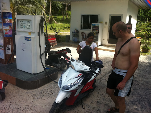 Echando gasolina Echando gasolina