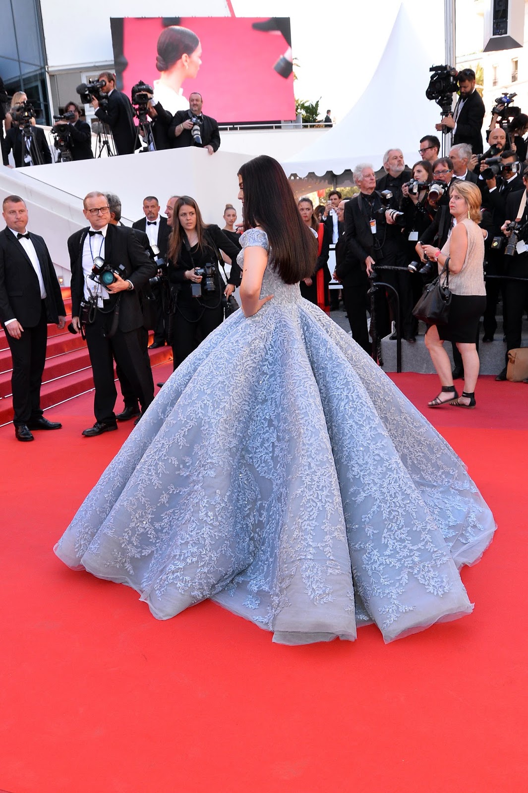 Aishwarya Rai Bachchan Looks Irresistibly Sexy in a Blue Michael Cinco Gown At 'Okja' Premiere During The 70th Cannes Film Festival 2017