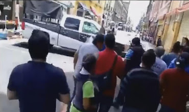 VIDEO: ENFRENTAMIENTO ENTRE POLICIAS ESTATALES Y VENDEDORES AMBULANTES