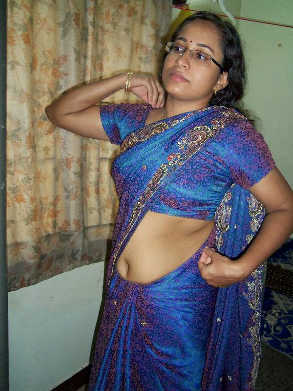 South indian aunty navel show. 