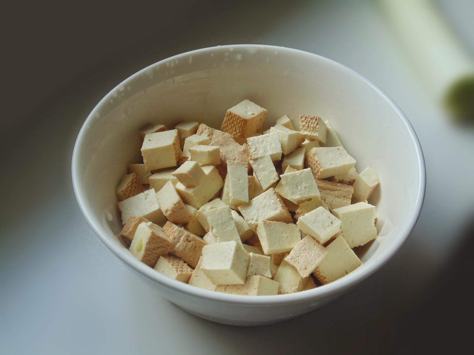 Что можно приготовить из сыра тофу. Тофу Амур. Сыр тофу. Тофу пряный. Нарезанный тофу.