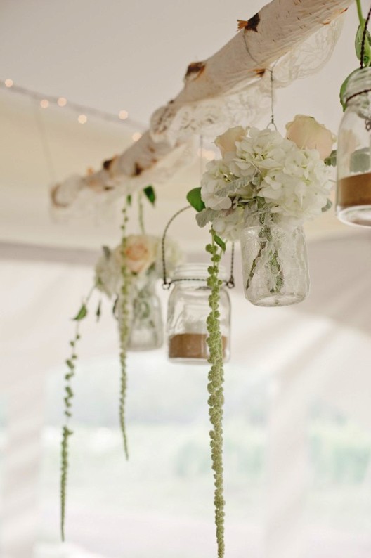 Decoración en tonos pastel de una boda bajo una gran carpa blanca chicanddeco