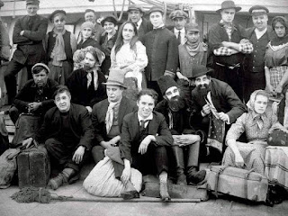 Чарли Чаплин без грима на съемках "Иммигранта" (1917)