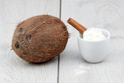 Remède noix de coco, menthe et cannelle pour stimuler les cheveux