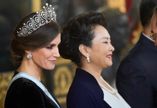 Queen Letizia with the Cartier Loop Tiara at the gala dinner with president of China Xi Jinping and Peng Liyuan