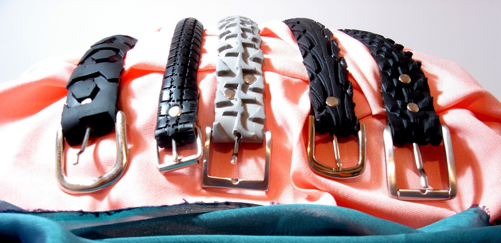 La ArTeSaNíA mE dA aLeGrÍa: CINTURONES hechos con CUBIERTAS de