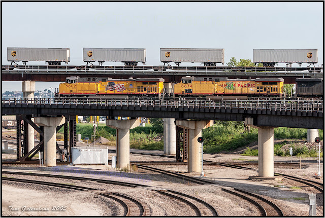 UP 5662 and UP 6674 are westbound on the KCT Highline Bridge at Santa Fe Junction