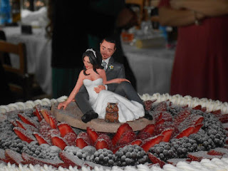 orme magiche cake topper personalizzati sposini torta nuziale statuetta personalizzata sposi sulla spiaggia con gatto 
