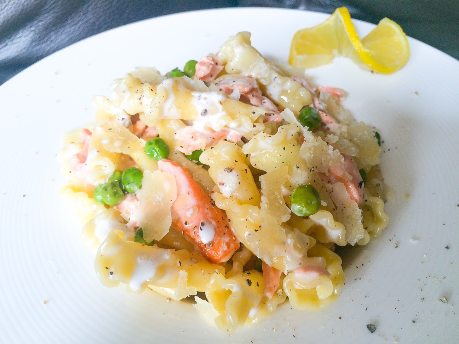 La Fabrique Gourmande Pâtes au Saumon et Petits Pois Sauce au Citron