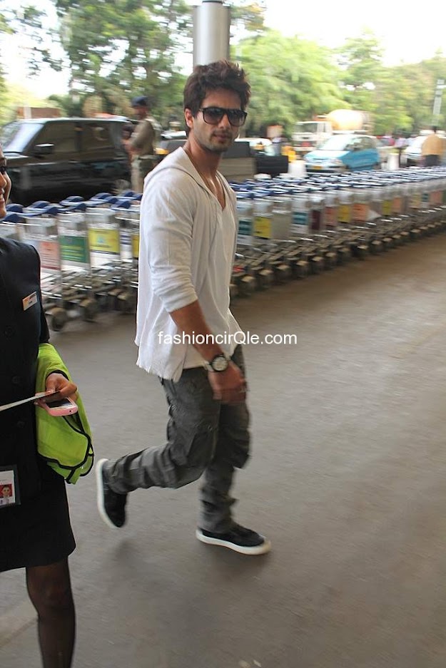 Priyanka and shahid kapoor in causal clothing leaving for indore for their movie promotion -  Shahid & Priyanka snapped on way to Indore