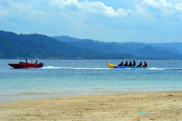 banana boat di pantai mutun