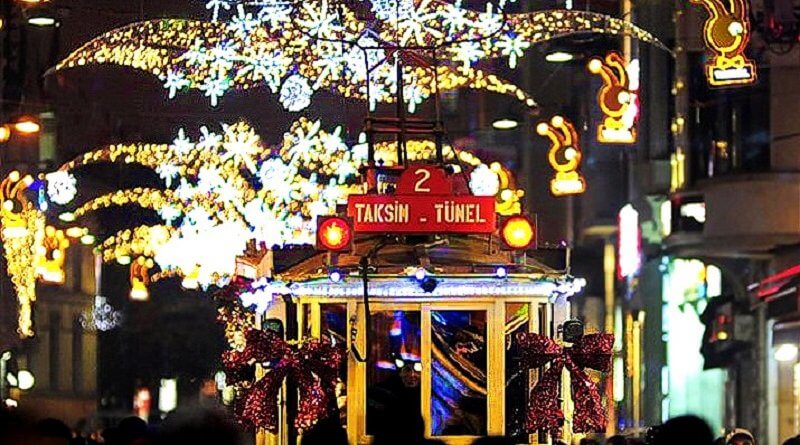 İstanbul: boğaz' da yılbaşı gecesi yemekli tekne turu Etkileyici Yılbaşı Turları | En iyi Hediye Fikirleri