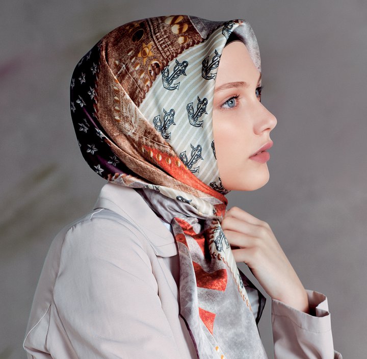 платок женский на голову. почему женщины одевают платки. девушка в платке. шелковый платок на шею. почему женщины одевают платки.
