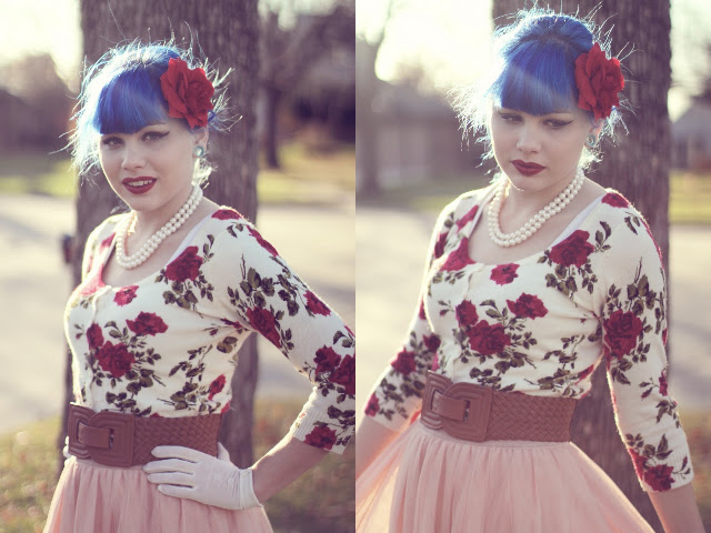 blue-feather-style-roses-are-red