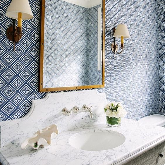 7 inspirations for marble and wallpaper bathroom designs French