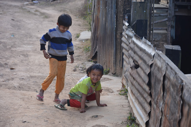 Enfants dans un village Shan