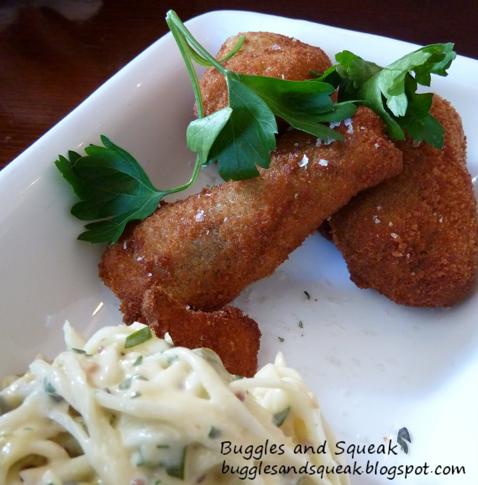 Buggles and Squeak reviews for breakfast, lunch and dinner. Review Four in Hand (Bar)