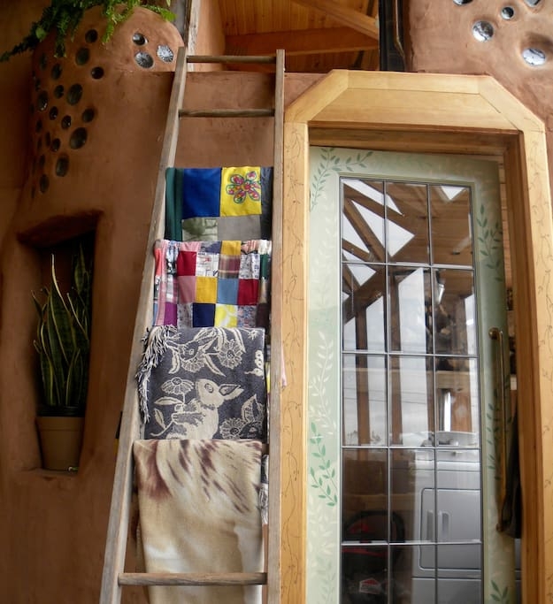 11-airbnb-Architecture-with-the-Earthship-Sustainable-Home-www-designstack-co