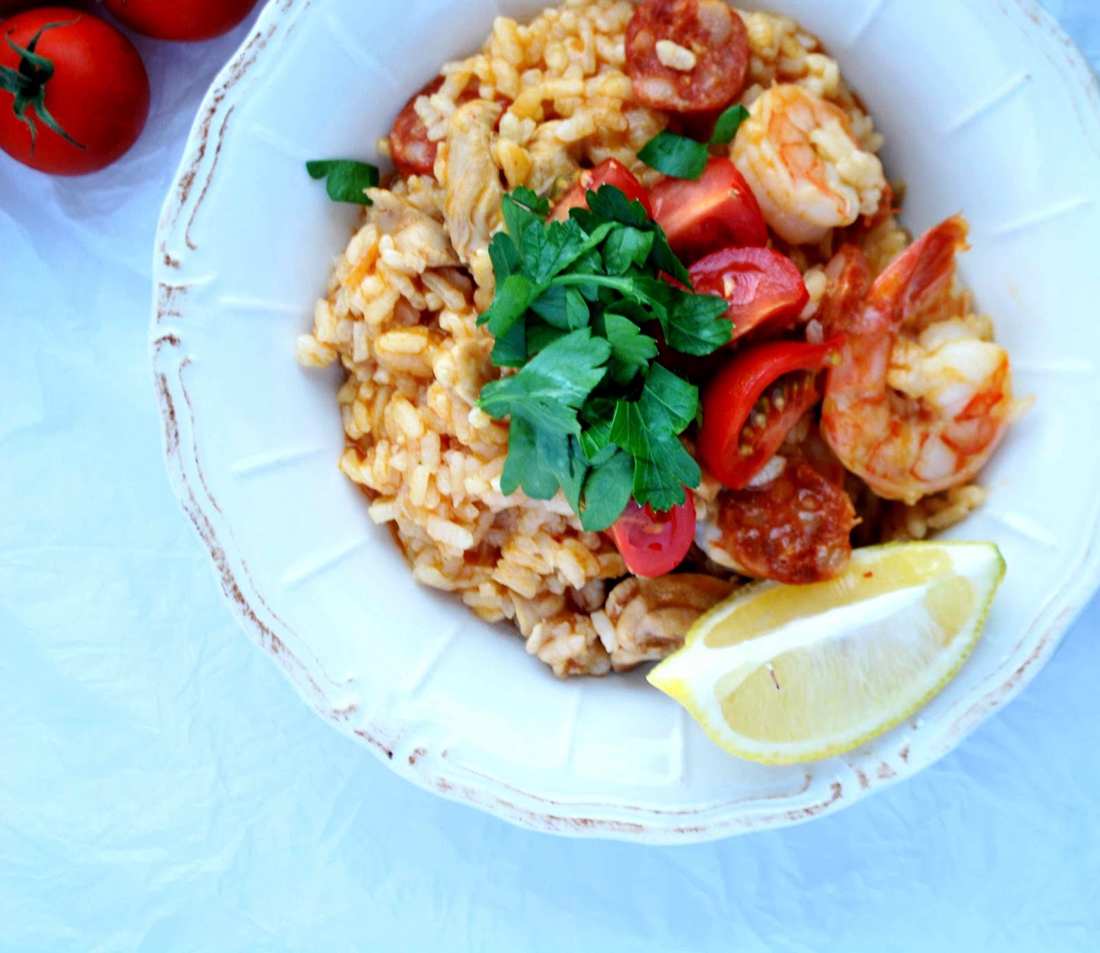 Szybka paella z kurczakiem, chorizo i krewetkami.