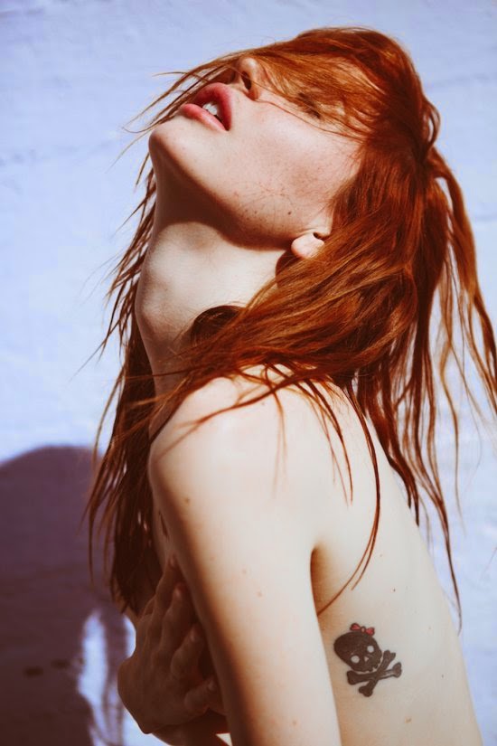 Faith Picozzi modelo ruiva pele branca seminua seios sensual provocante cabelos vermelhos sardas