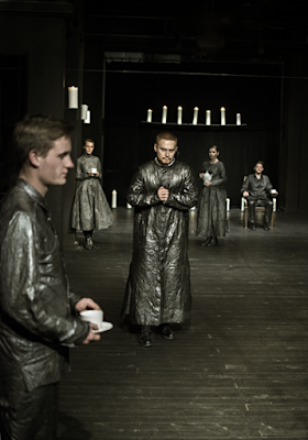 Scena ze spektaklu "Diabeł, który..." w reżyserii Mariusza Grzegorzka "Devil inside him" prapremiera polska w Teatrze Studyjnym w Łodzi