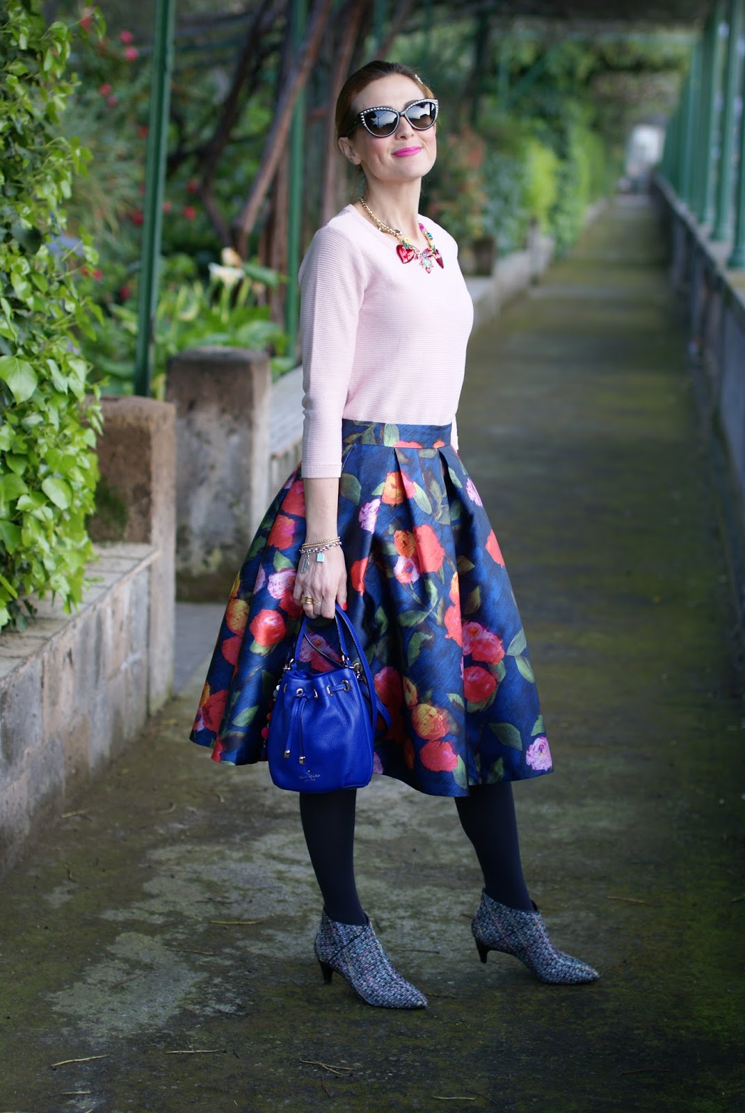 Paccio midi skirt and Kate Spade bucket bag on Fashion and Cookies fashion blog, fashion blogger style
