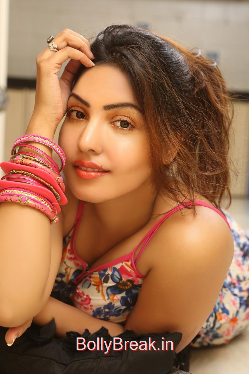 Hot HD Images of Komal Jha From Latest Photo Shoot - 5 Pics