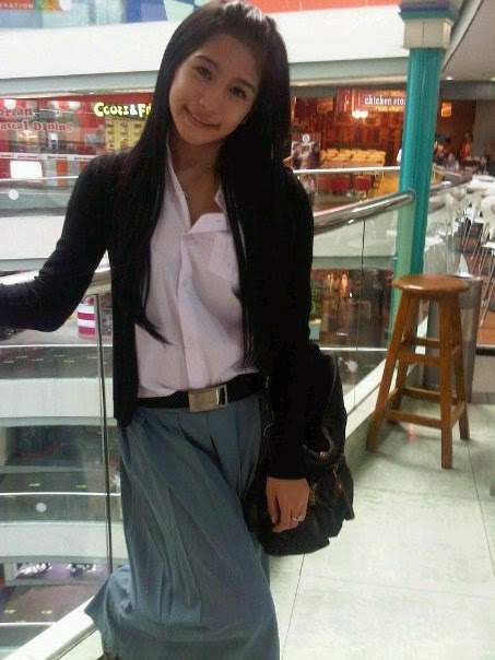 Foto Foto Cantik Bibie Julius dengan Seragam Putih Abu-Abu