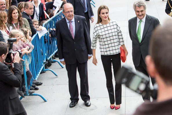 Queen Letizia of Spain attends the Red Cross Fundraising day event (Dia de la Banderita) in Madrid, Spain. 08 October 2014. Spanish Royals Attend Red Cross Fundraising Day (Queen Letizia of Spain)