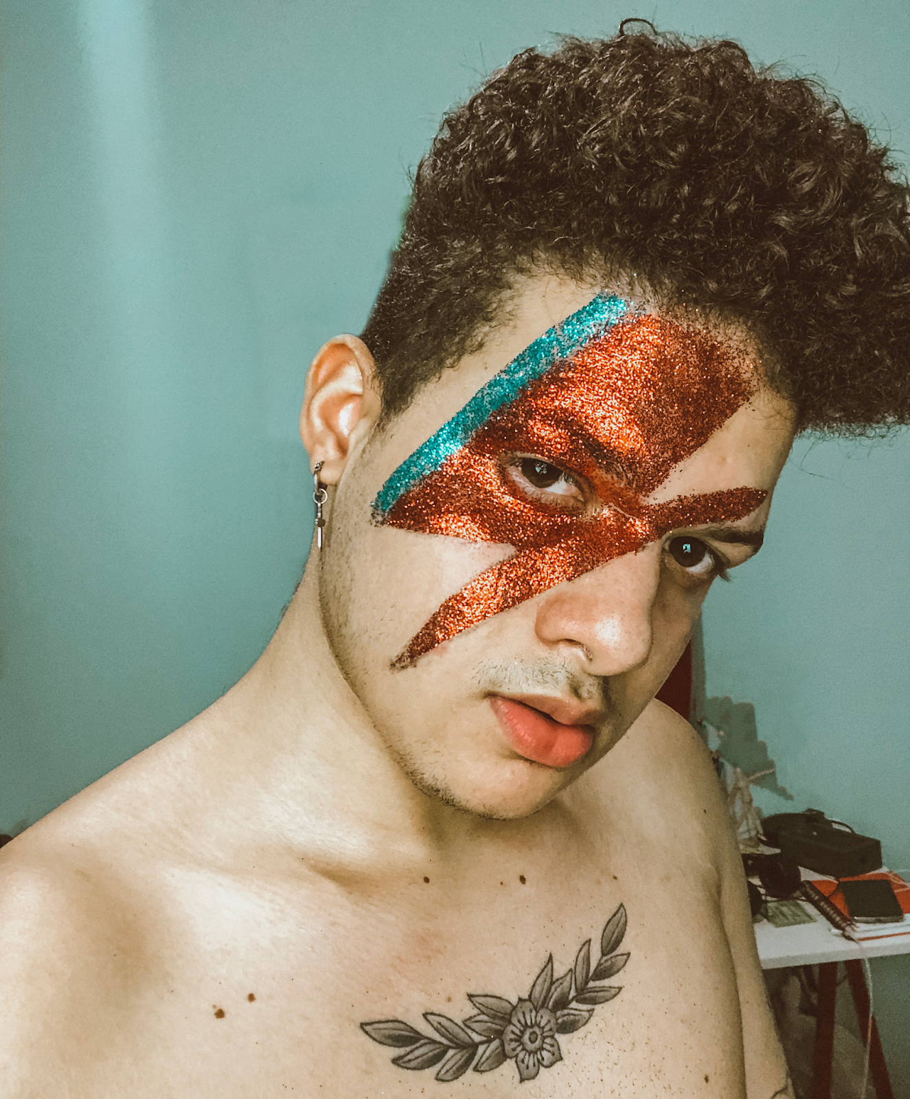 maquiagem para carnaval 2019 2020 masculina glitter no rosto raio david bowie