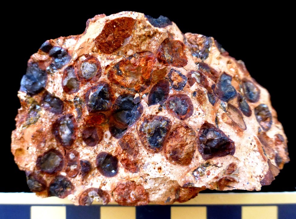 Боксит минерал. Бокситы алуниты нефилины. Боксит минерал. Руда на алюминий минерал. Боксит минерал.