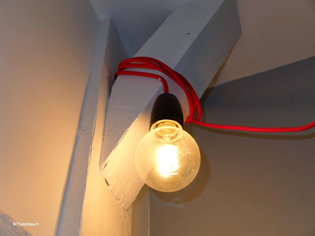 Lampe grosse ampule déco fil électrique rouge