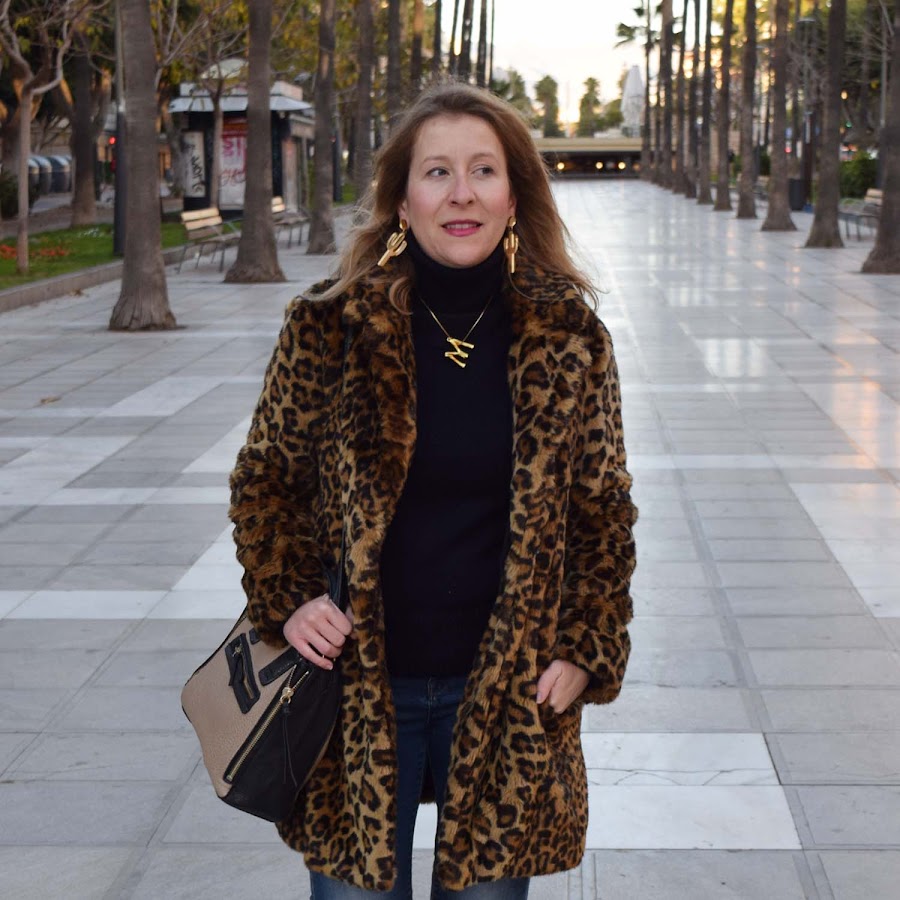 Abrigo_leopardo_con_sneakers