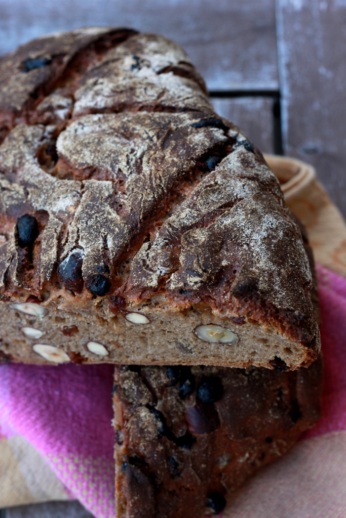 KAMAU: Haselnuss Rosinen Brot