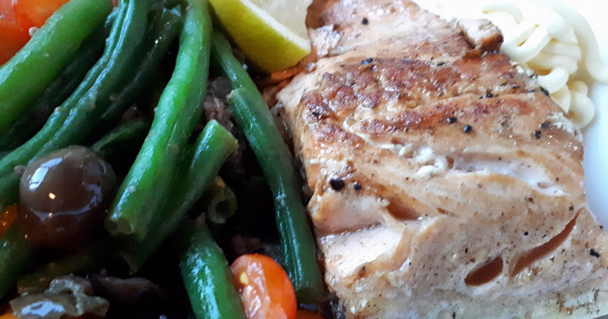 SALMON WITH GREEN BEANS, CHERRY TOMATOES, OLIVES AND ANCHOVIES