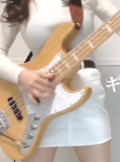 묵직하게 베이스 치는 여자