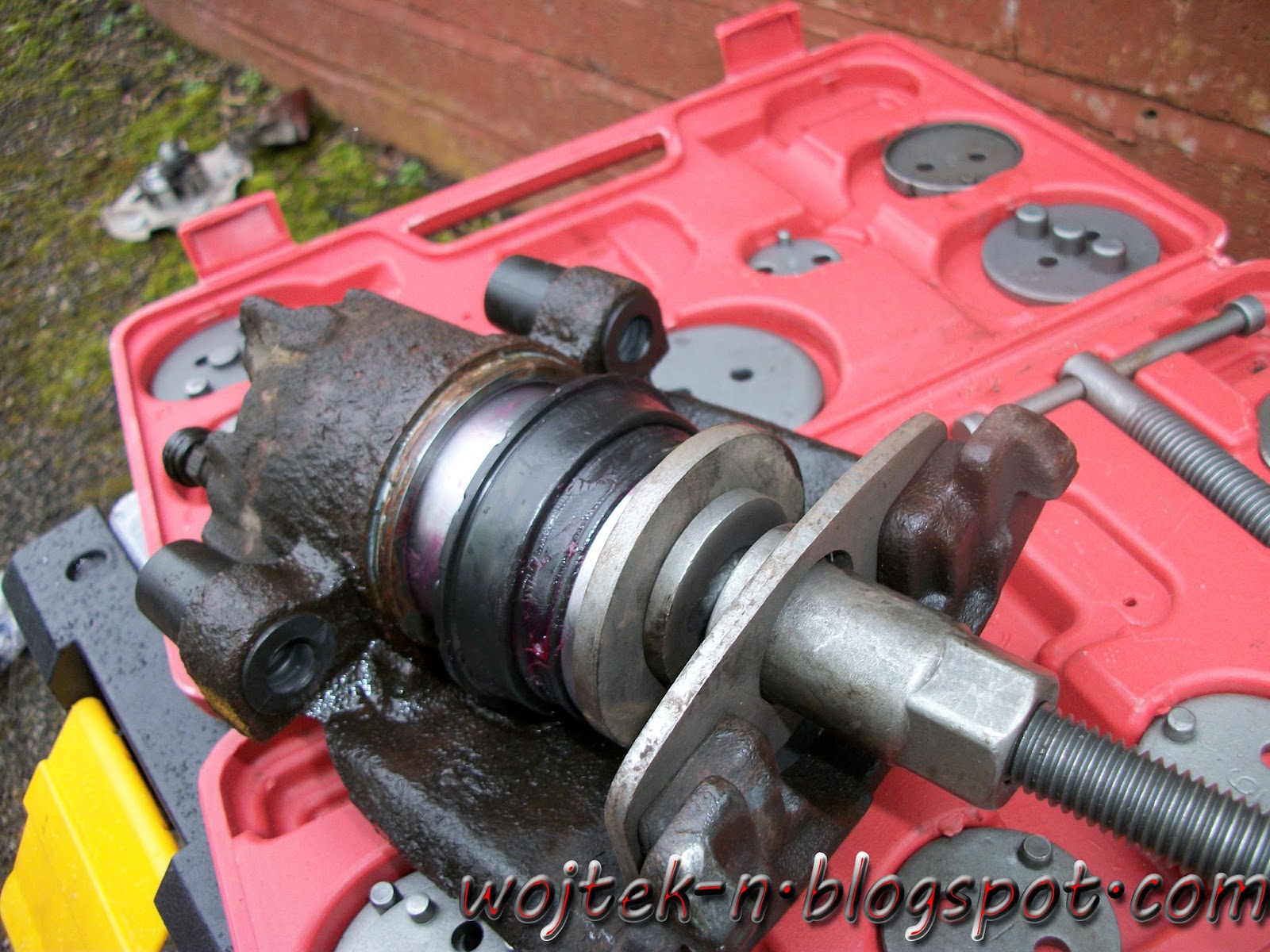 wojtekn Ford Focus MK1 front brake caliper repair, seized caliper