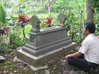 Kyai Nurizal Pendiri Desa Lempong, Makam di Tebing Sungai Serayu