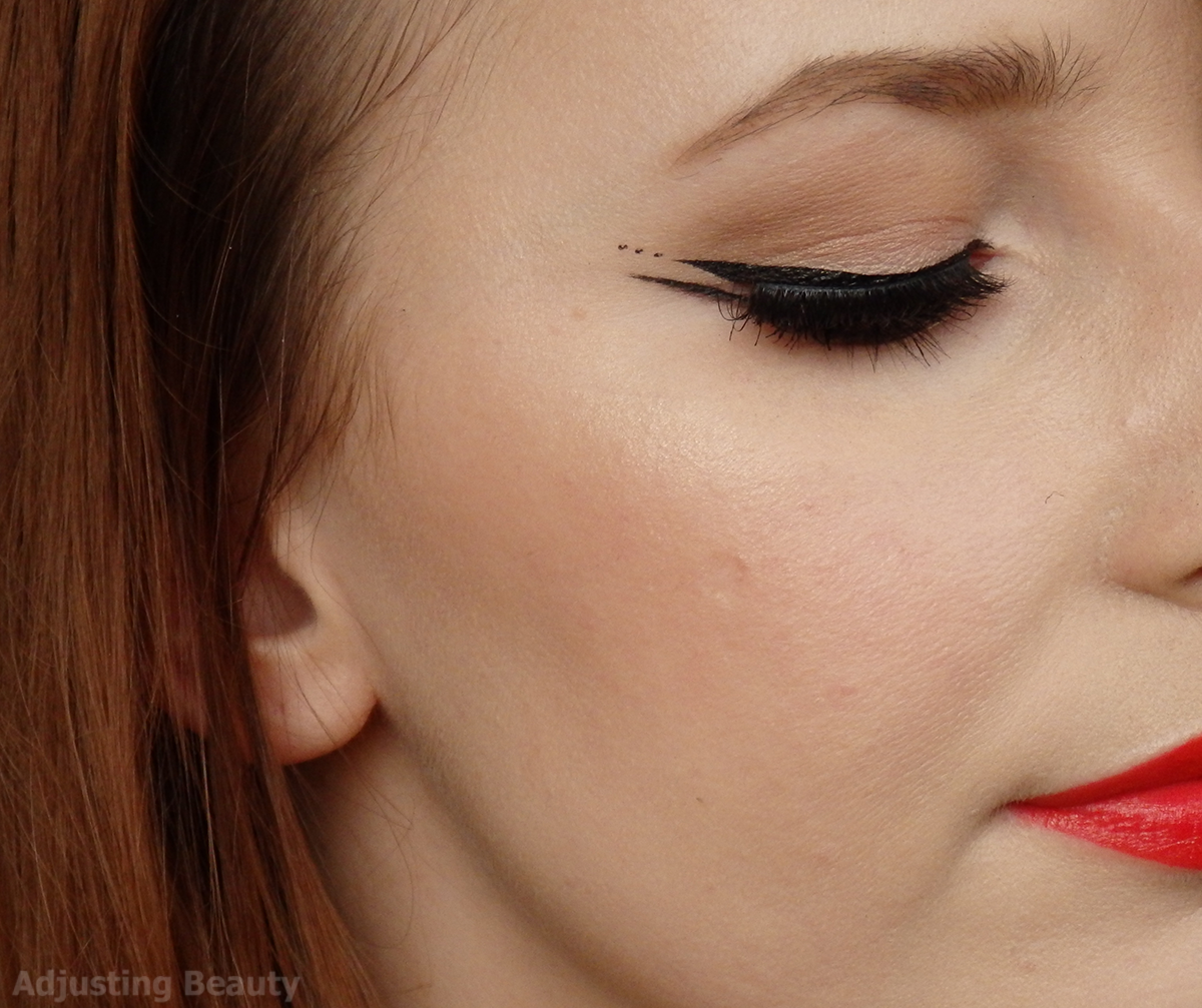 Graphic Liner And Bold Lips Adjusting Beauty