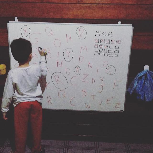 Foto do meu filho brincando de aprender o alfabeto.