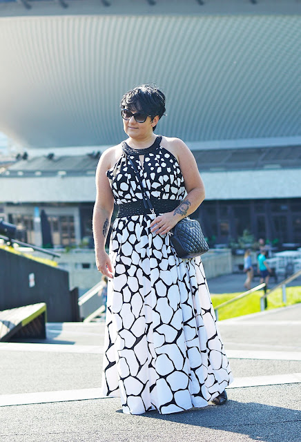 sukienka maxi, biało-czarna stylizacja, blogerka inspiruje