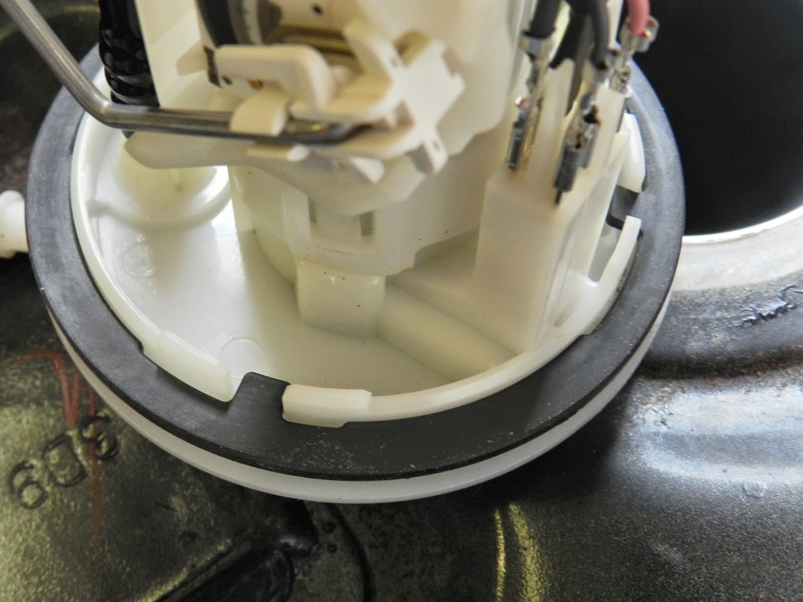 Yamaha YBR 125 Owner Blog Yamaha YBR 125 fuel injection pump removal