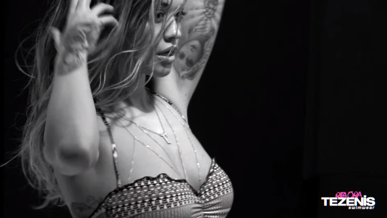 Foto Rita Ora da spot pubblicitario TEZENIS 2016