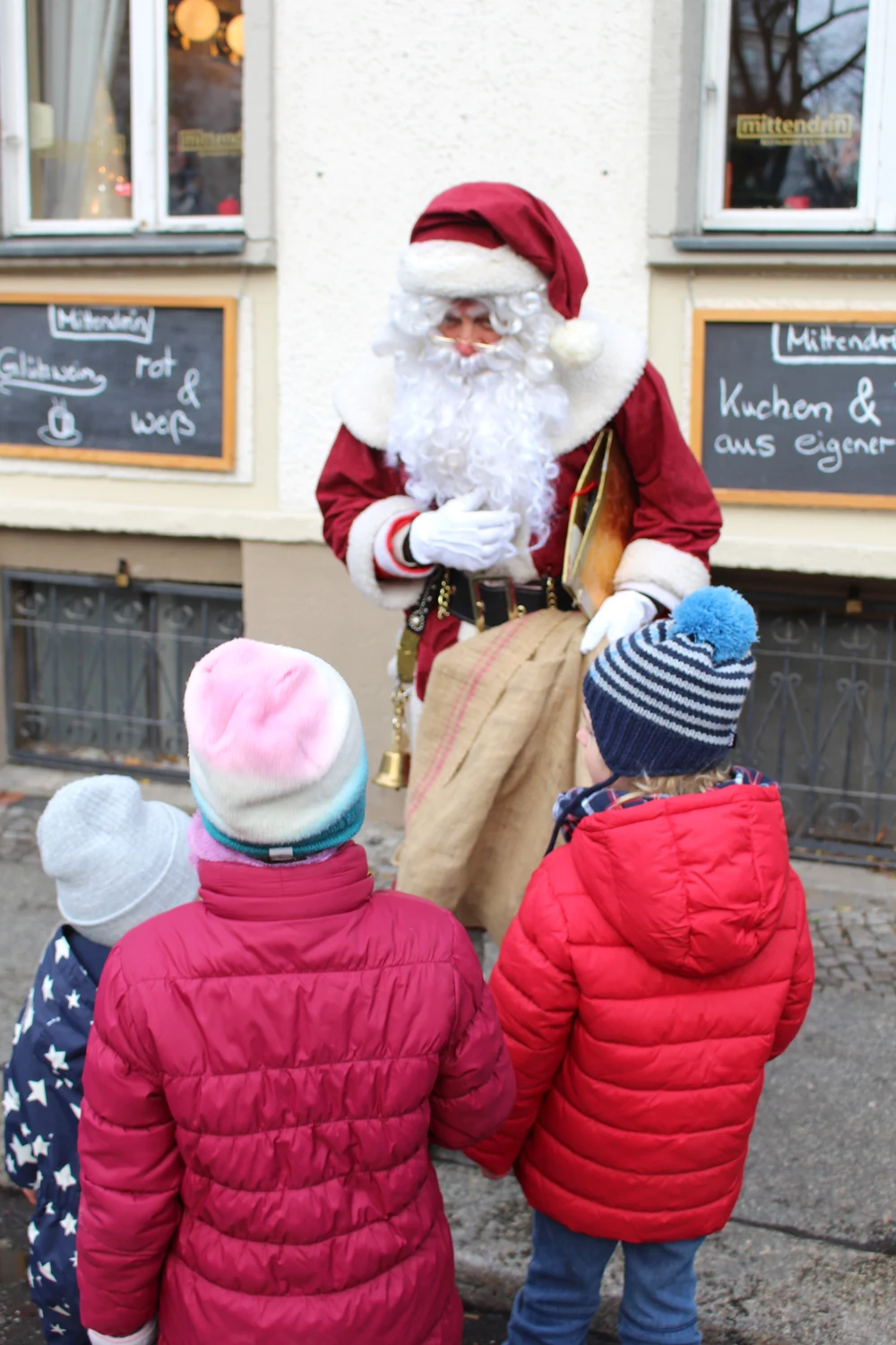 Father Christmas and kids at the Berlin Christmas markets - travel & lifestyle blog