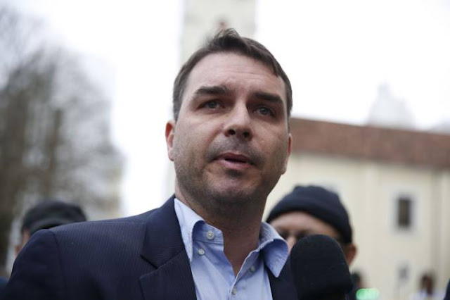 Flávio Bolsonaro comprou 19 imóveis por R$ 9 milhões, diz MP