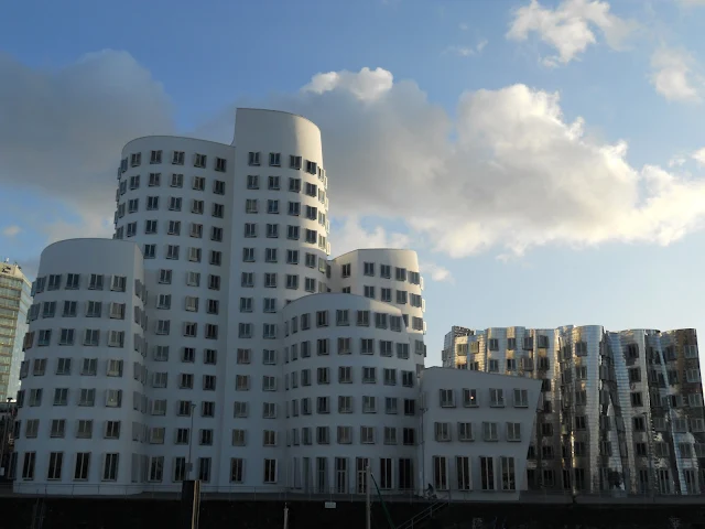 What to see in Düsseldorf in a day: the white building by Frank Gehry